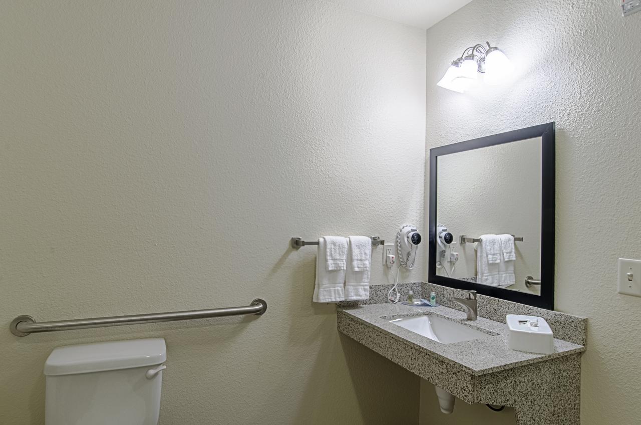 Cobblestone Inn & Suites - Guernsey Exterior foto